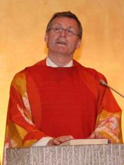 Pfarrer Gerald Warmuth am Ambo Pfarrer Gerald Warmuth am Ambo